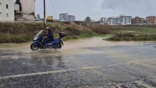 Tekirdağda şiddetli sağanak yolları dereye çevirdi