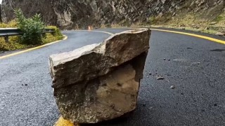 Tekirdağda yağış sonrası kaya parçaları yola yuvarlandı