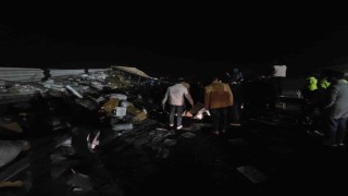 Tekstil malzemesi yüklü tır devrildi: Yol trafiğe kapandı