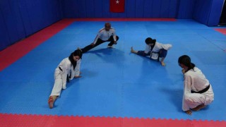 Tekvandocu babanın vakit geçirsinler diye salona götürdüğü 3 kızı milli tekvandocu oldu