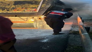 TEM Otoyolunda alev alan hafriyat kamyonunu jandarma ve itfaiye söndürdü