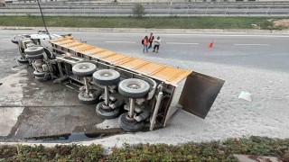 TEM Otoyolunda mıcır yüklü kamyon devrildi: 1 yaralı