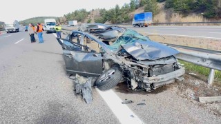 TEMde otomobil kamyona çarptı: 3 yaralı