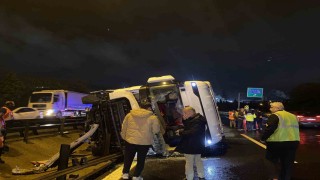 TEMde tır devrildi, kasadaki granül yola saçıldı: 1 yaralı