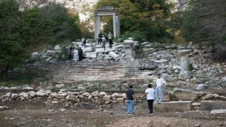 Termessosta ilk kazıda dans eden kadınlar mezarı, Antiochisin anıt mezarı ve figürlü lahit parçaları ortaya çıkarıldı