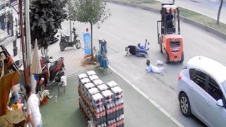 Ters şeritten gelen forklift baba ve çocuklarına çarptı