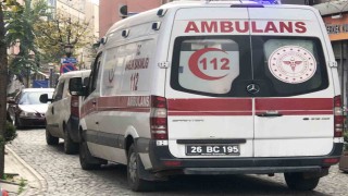 Ters yönden gelen plakasız otomobil ambulansın ilerlemesini engelledi