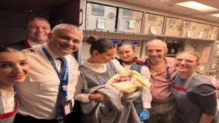 THY uçağında bebek sürprizi