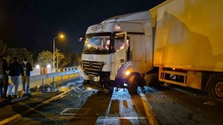 Tır bariyerlere çarptı, Tekirdağ-İstanbul yolu trafiğe kapandı