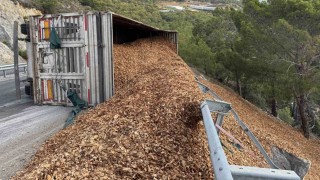 Tır devrildi, sürücü hafif yaralandı
