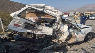 Tır, ışıkta bekleyen 5 aracı biçti