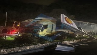 Tır önce yön tabelasına çarptı ardından akaryakıt istasyonuna girdi