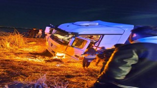 Tır tarlaya uçtu: 2 yaralı