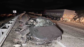 Tıra çarpan otomobilde 4 kişi yaralandı