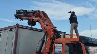 Tırın dorsesindeki konteynerden düşen işçi ağır yaralandı