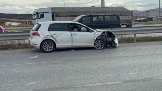 Tırın otomobili sıkıştırdığı kaza anı kamerada: 1 yaralı