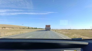 Tırın taşıdığı tuğlalar ile tehlikeli yolculuğu kamerada