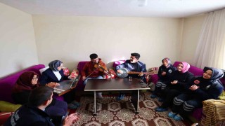 Tokat Belediyesi yaşlıların evine temizlik ve canlı müzikle misafir oldu