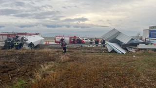 Tokatta yapı malzemesi yüklü kamyonete çarpan minibüs sürücüsü yaralandı