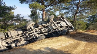 Toprak yolda uçuruma yuvarlanan hafriyat kamyonunun sürücüsü yaralandı