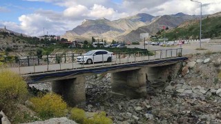 Tortum Şelalesi girişindeki köprü tehlike saçıyor