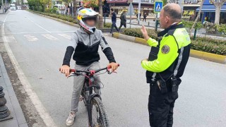 Trafik polisinden trafiği tehlikeye düşüren bisikletliye nasihat: Bisiklete ceza yazılmaz diye düşünmeyin