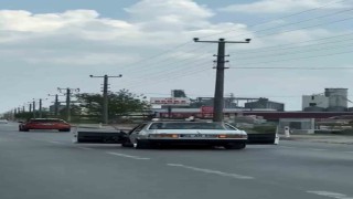 Trafikte akıl almaz anlar: Son ses müzikle kapıları açık vaziyette seyretti