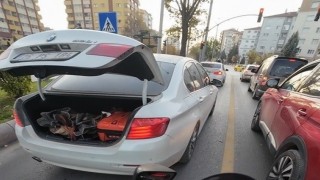 Trafikte bagajı açık kalan aracın yardımına motosiklet sürücüsü yetişti