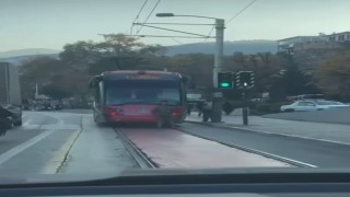 Tramvayın arkasına tutunarak yolculuk eden çocuk yürekleri ağıza getirdi