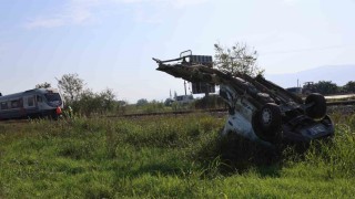 Trenin çarptığı kamyonet paramparça oldu