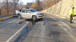 Tuncelide kamyonet, 7 metre yükseklikten düştü: 4 yaralı