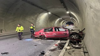 Tünelde feci kaza: Aracın motoru metrelerce ileri savruldu, hız kadranı 200de takılı kaldı