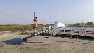 Turgutluda hemzemin geçitte kaza: Kamyonetin kasası koptu