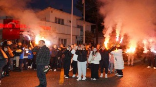 Türkiye şampiyonları davul-zurna ve meşalelerle karşılandı