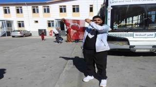 Türkiyede büyüyen Suriyeli, ülkesine Türk Bayrağını öperek döndü