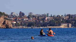 Türkiyede karla mücadele başlarken, Antalyada deniz mevsimi devam ediyor