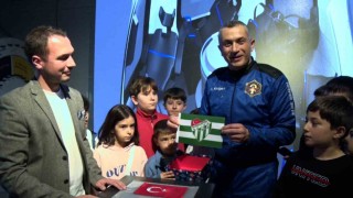 Türkiyenin 3üncü uzay yolcusu Gökhan Erdem uzaya çıkardığı Bursaspor bayrağını GUHEMe teslim etti