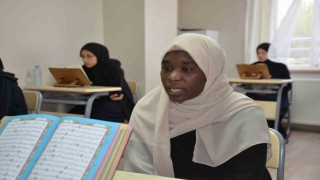 Türkiyeye eğitim için geldi, her gün 3 saat uykuyla azmederek 8 ayda hafız oldu