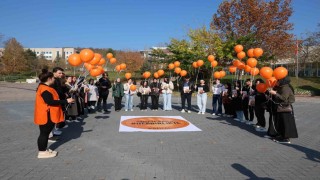 Turuncu balonlar gökyüzüne bırakıldı