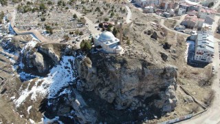 Uçurumun kıyısındaki sancaktar türbesi, her Cuma ziyaretçilerini ağırlıyor