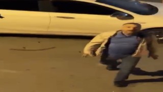 Ümraniyede eşinin ve komşusunun otomobiline sopayla zarar veren kişi kamerada