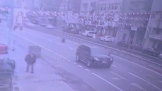 Ümraniyede ilginç kaza kamerada: Sürücüsüz motosikletin çarpmasından kıl payı kurtuldu