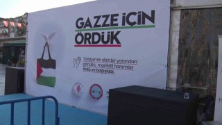 Ümraniyede kadınların Gazze için ördüğü el emeği ürünler satışa sunuldu