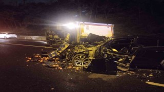 Ümraniyede otomobil, seyir halindeki kamyonete çarptı : 2 yaralı