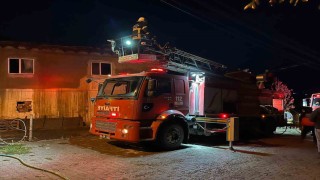 Uşakta 2 katlı evin çatısı yandı