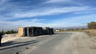 Uşakta tır yan yattı: 1 yaralı