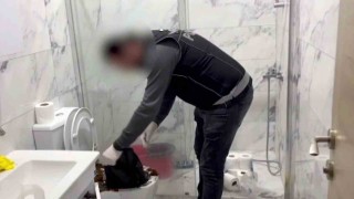 Uyuşturucu baskını film sahnelerini aratmadı: Klozete döktüler, saklamaya çalıştılar