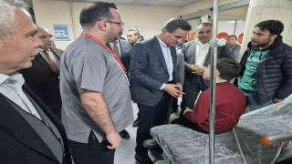 Vali Baruş, zehirlenme şüphesiyle hastaneye kaldırılan öğrencileri ziyaret etti