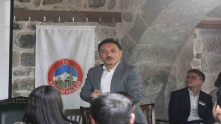 Vali Çiçek; Mektep Melikgazide öğrencilerle tecrübelerini paylaştı