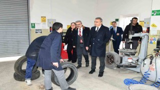 Vali Çiçekten okul ziyareti